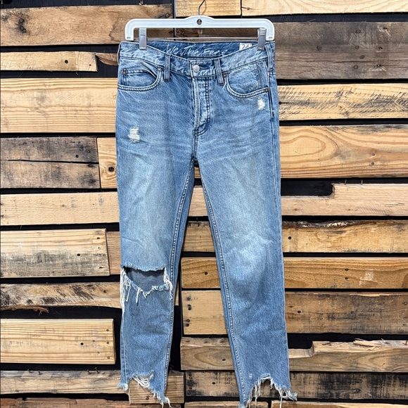 We the Free Chewed Up Midrise Straight
Jean in Indigo Blue FREE PEOPLE Size 24 - Picture 2 of 8